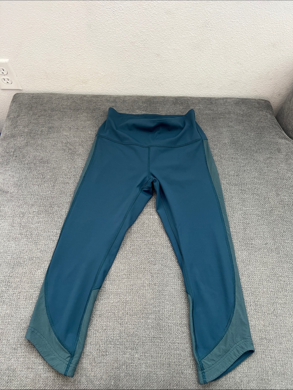 lululemon athletica Teal Blue Cropped Leggings